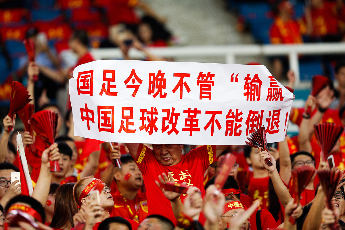 关于足球场上的激烈角逐，看谁能夺得胜利！的信息