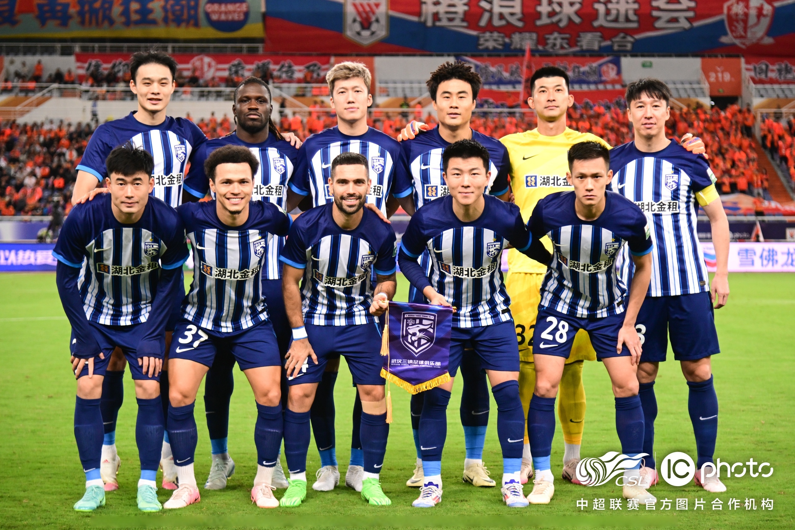 关于国内足球联赛各队比拼激烈，角逐空前激烈的信息