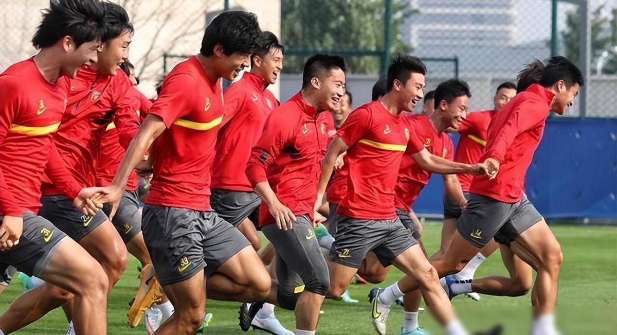 火爆对决！双方球队在球场上拼尽全力争取胜利的简单介绍
