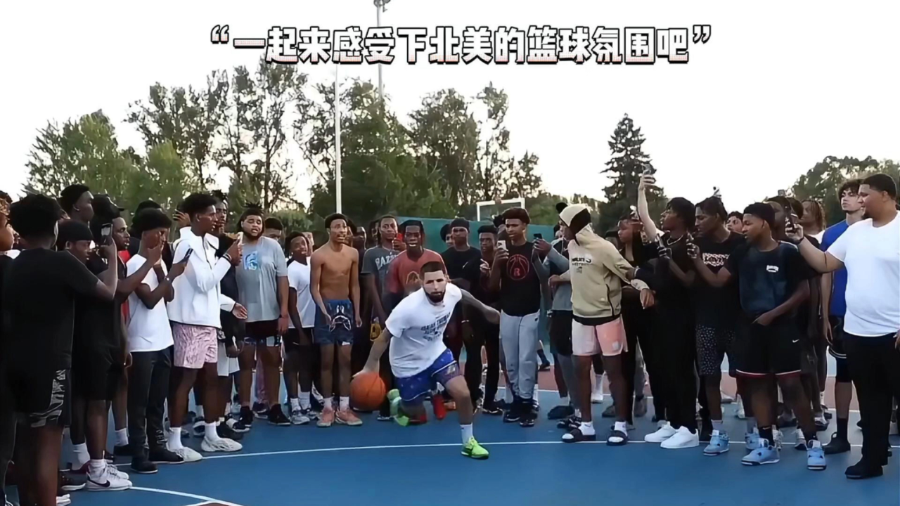年轻球员表现亮眼，球场气氛热烈 