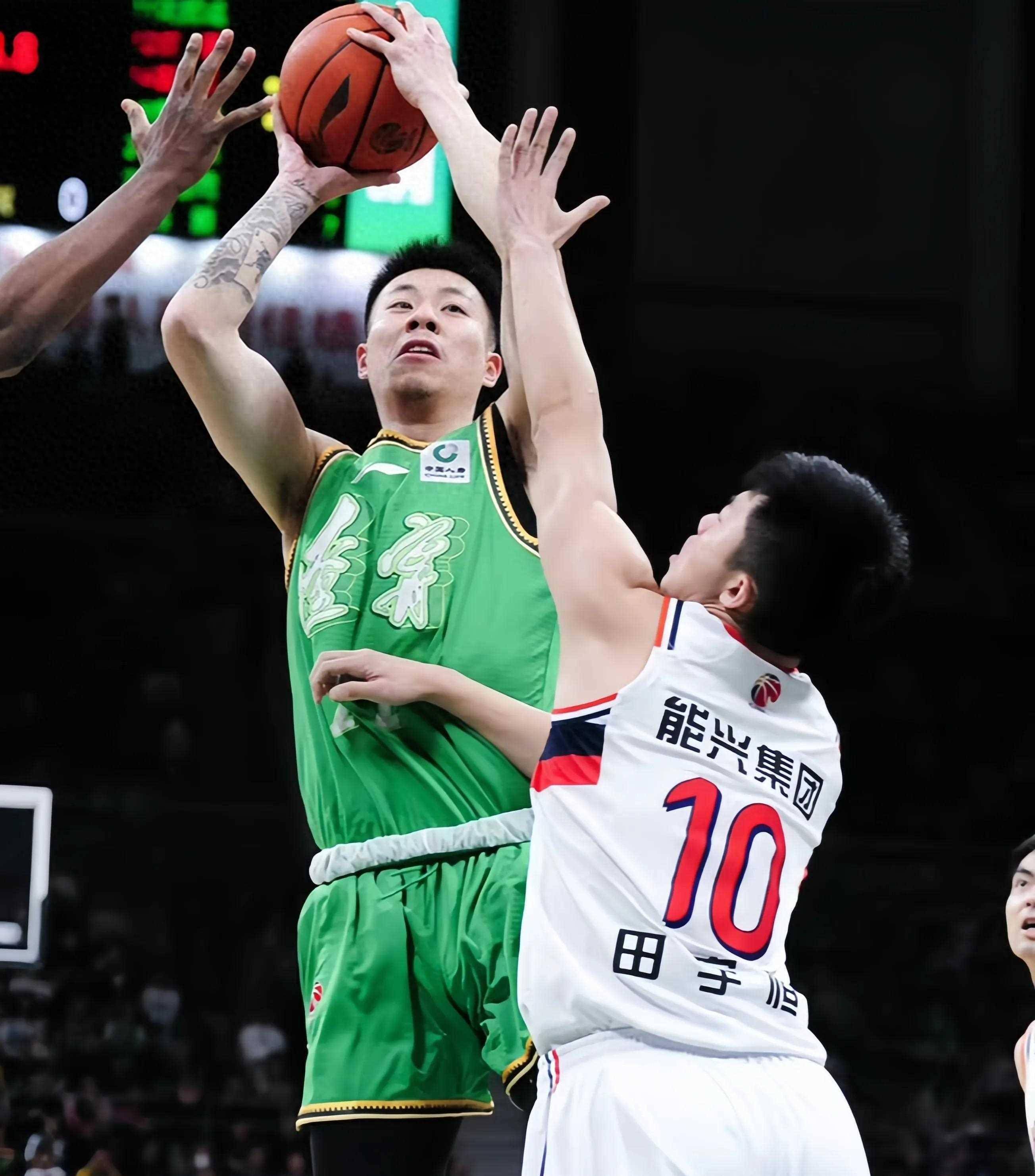 大理男篮大获全胜，登上领先位置 
